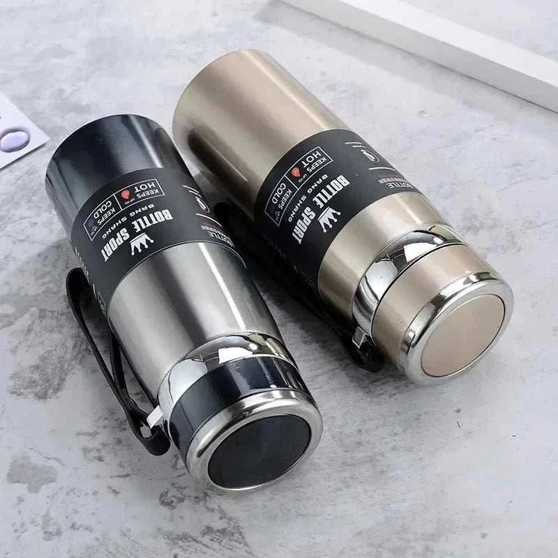 High-quality 1L stainless steel thermal water bottles in black and gold with vacuum insulation for keeping drinks hot or cold.